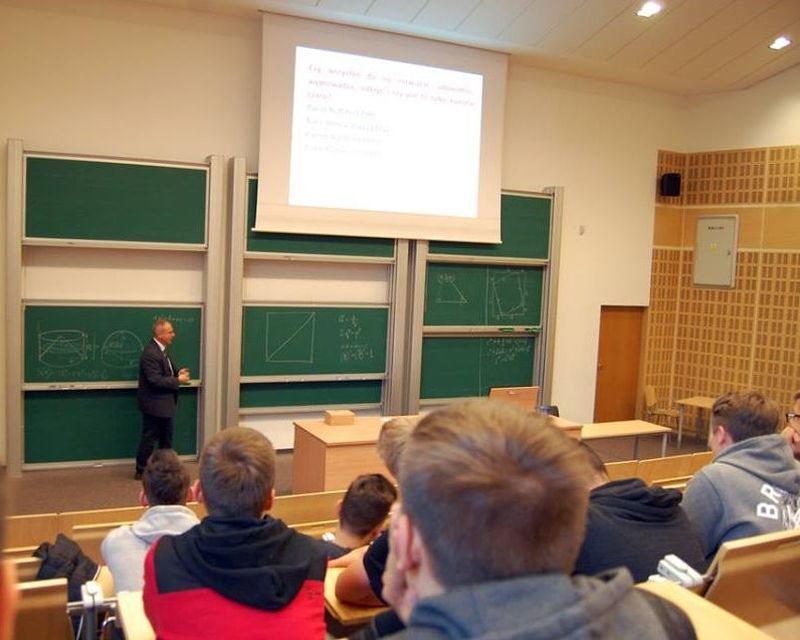 Profesor Uniwersytetu Jagiellońskiego prowadzi wykład z matematyki w ramach „Matematycznych Czwartków”