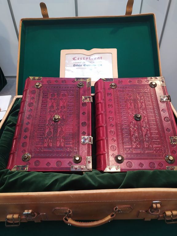 Kopia egzemplarzy Biblii Gutenberga przechowywanych w Pelplinie wystawiona na Targach Książki w Krakowie