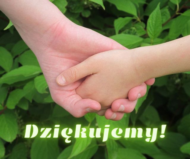 Uścisk dłoni na tle zielonych liści i napis: "Dziękujemy!"  źródło: Grafika przygotowana w programie Canva  autor: A. Garbień 