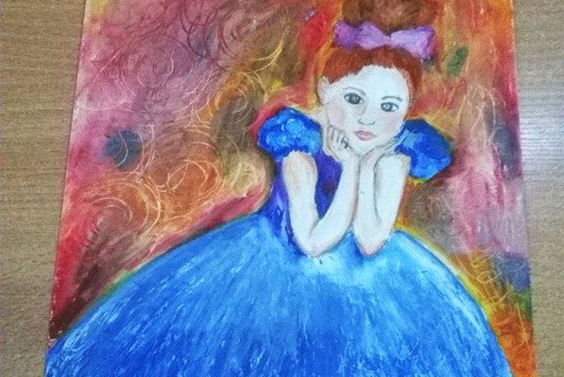 Na zdjęciu rysunek siedzącej dziewczynki w niebieskiej sukni balowej z bufiastymi rękawami. Dziewczynka opiera głowę na dłoniach. Brązowe włosy ma upięte fioletową kokardą w koka. Tło utrzymane jest w kolorystyce jesiennej